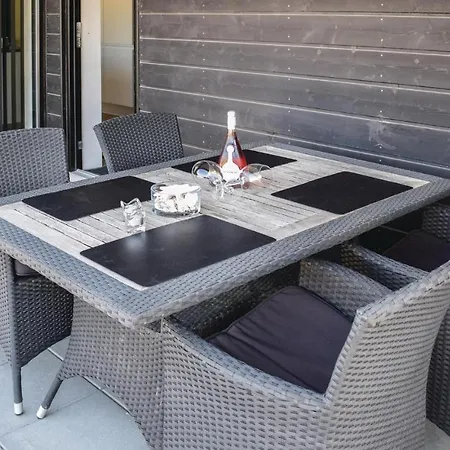 Three Bedroom Holiday In Blavand *